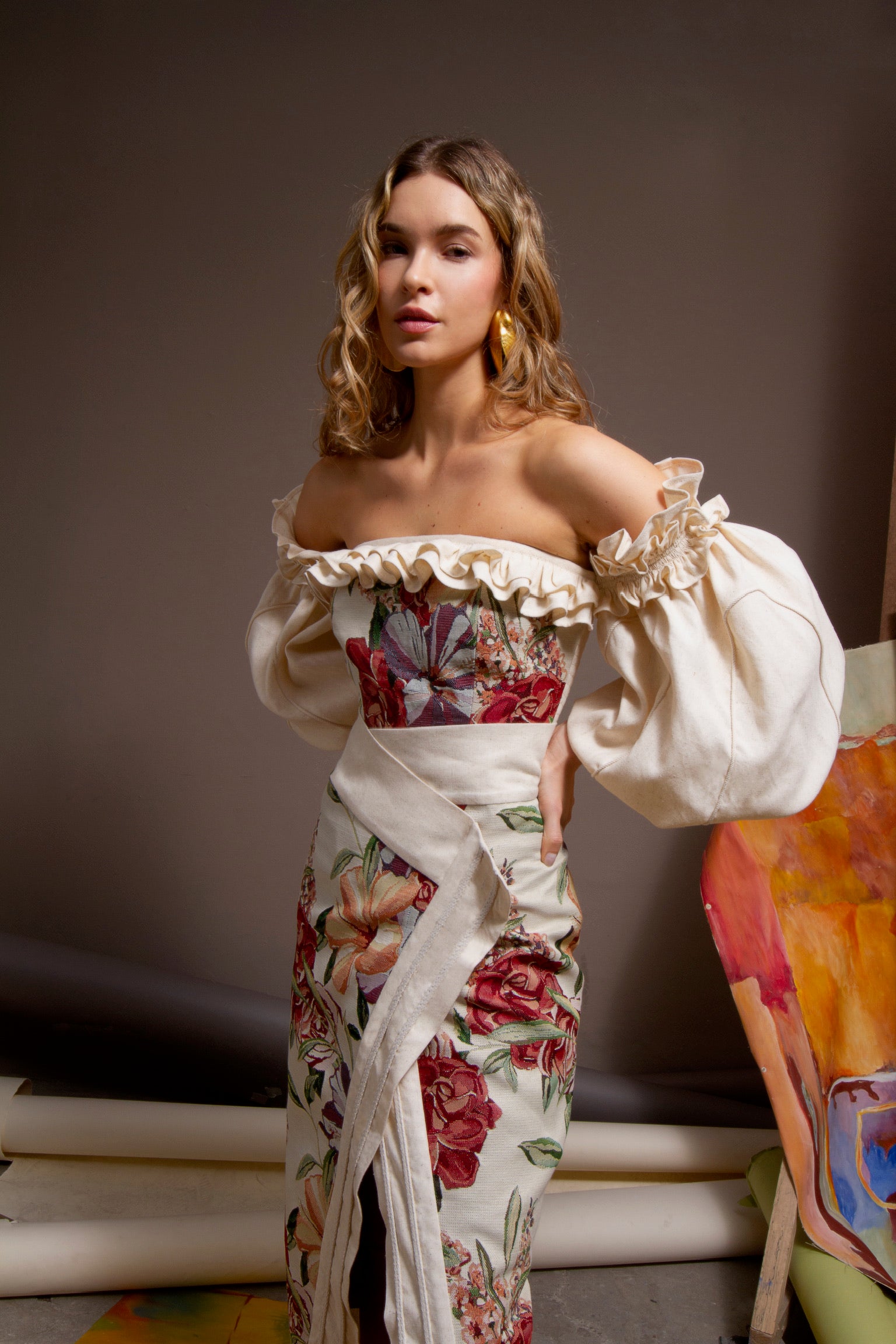 Sergya Skirt floral tipo pareo con apertura frontal.