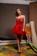 Vestido Larabel corto rojo con cintura definida y falda de volumen.