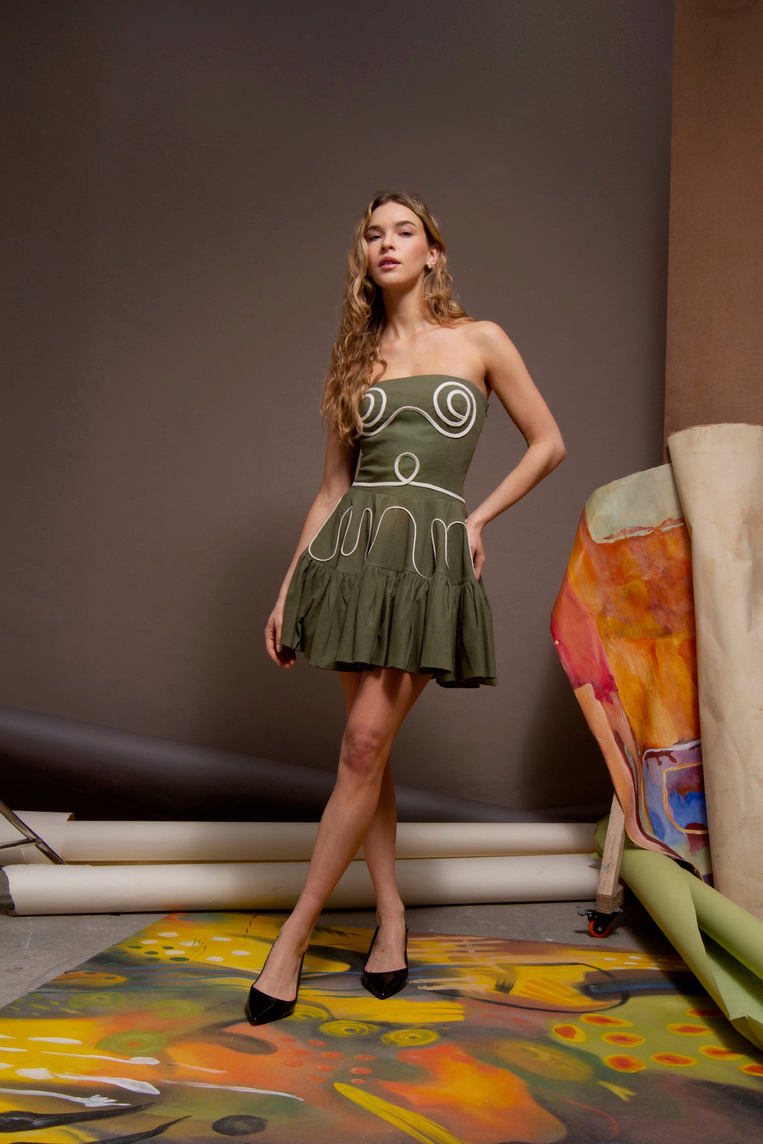 Escote strapless y cintura definida del Sue Dress.