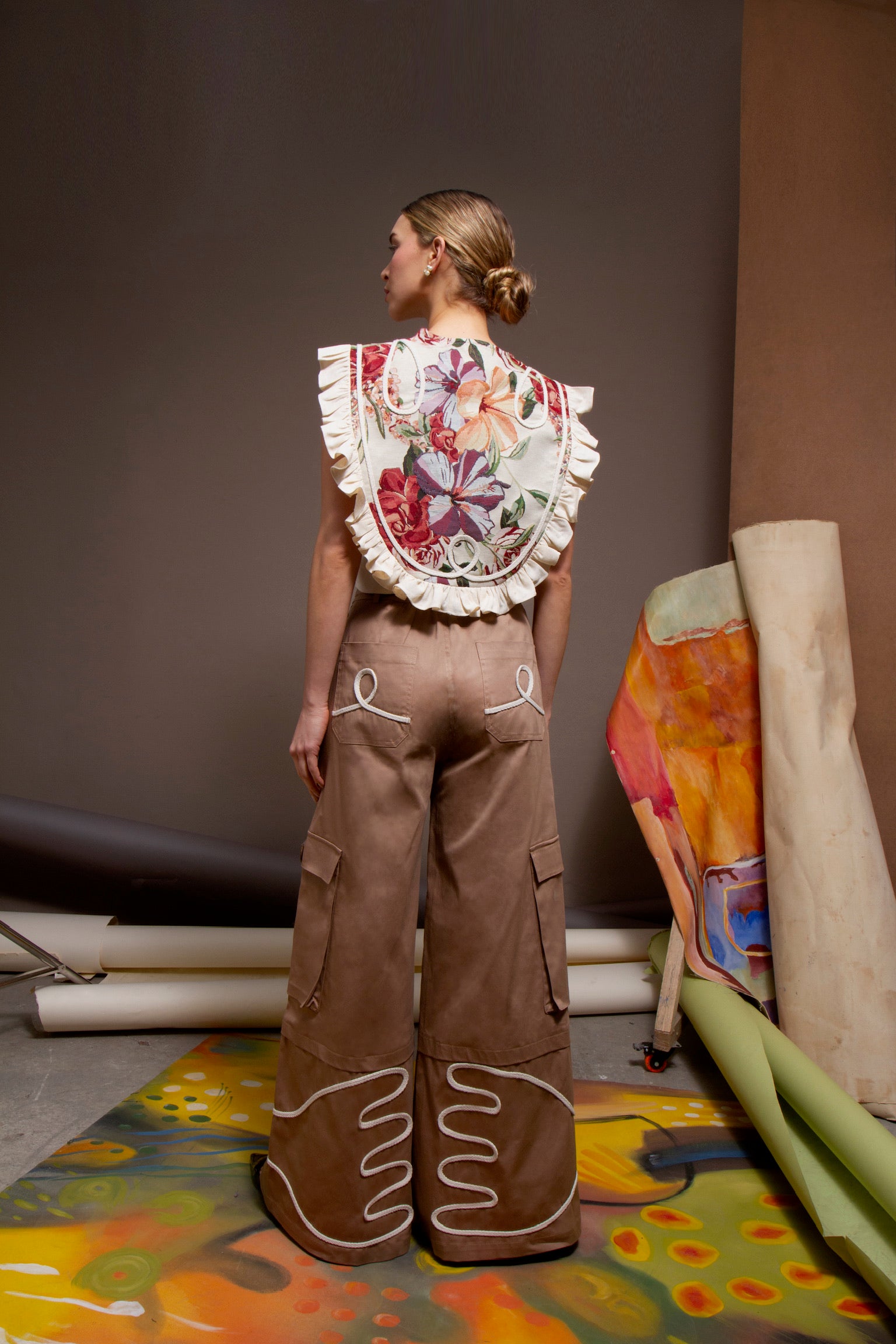 Vista posterior del Silvia Top con boleros y estampado floral.