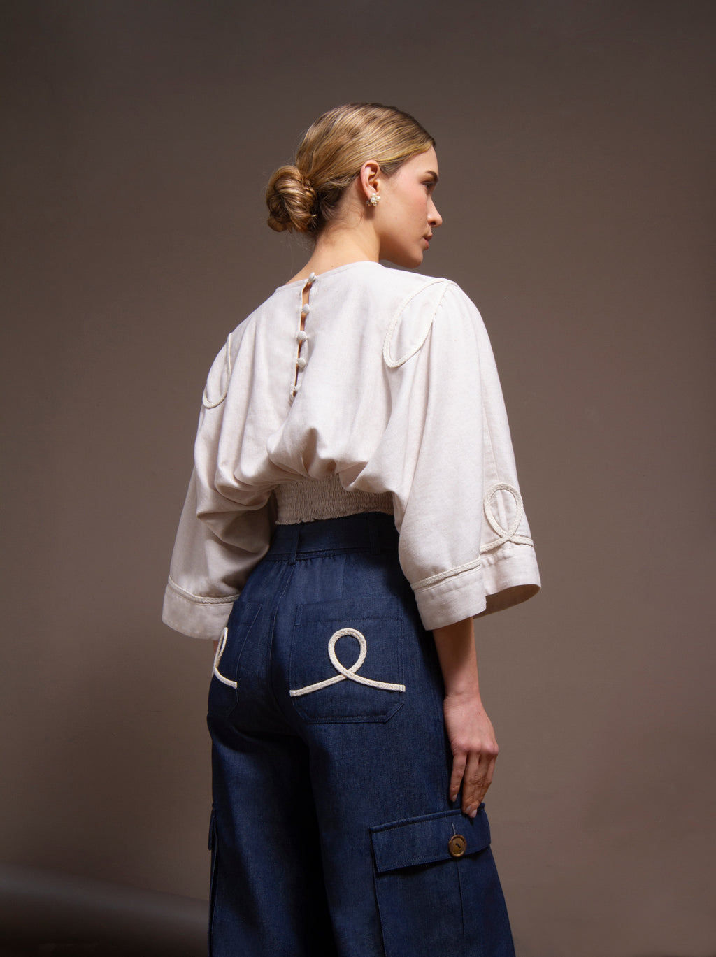 Sol Top beige en lino y algodón con mangas 3/4 y cintura estructurada combinado con Leona Pant