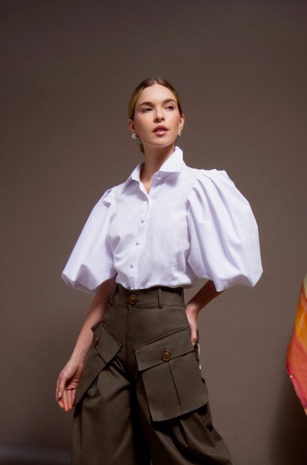 Loren Shirt blanca camisa con mangas globo y cuello americano vista frontal