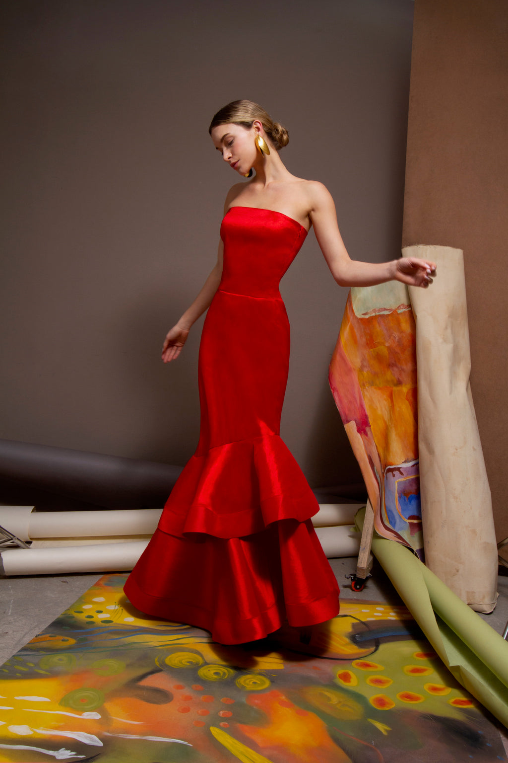 Vestido Serna rojo strapless con ruedo asimétrico y doble gola