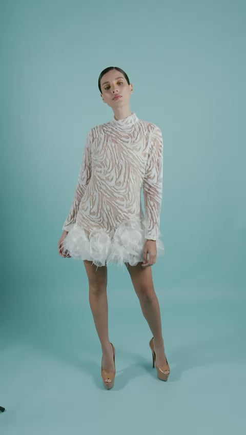 Video del Vestido Sammy en movimiento, mostrando su silueta ajustada, encaje bordado, transparencias delicadas y falda con volumen en tul y plumas.